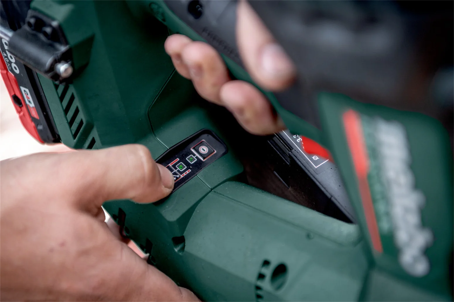 Gwoździarka akumulatorowa Metabo NFR 18 LTX 90 BL 2x4.0Ah - obrazek 4